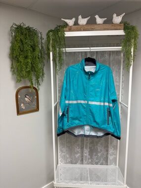 Running Room Reflective Jacket with Floral Pattern And Pockets - Size Medium